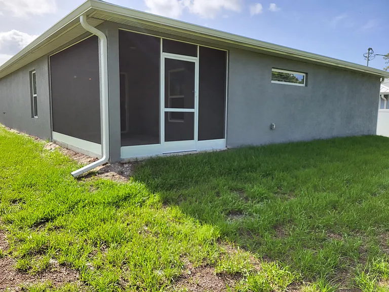 860 Phyllis St — Photo 4