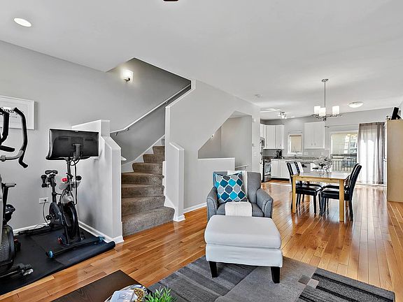 4th image of 3210 N Kilbourn Ave #6