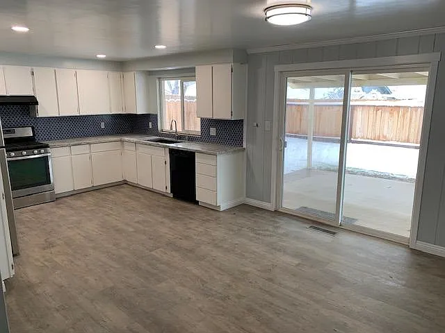 1140 Sonoma St — Photo 3