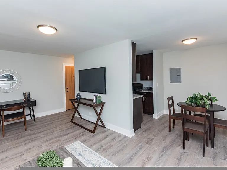 550 W Surf St #311 — Photo 3