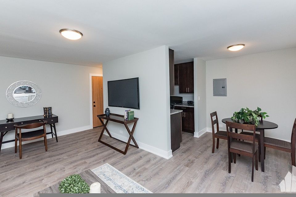 1st image of 523 W Surf St #3