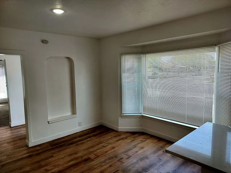 220 E Greenwood Ave — Photo 3
