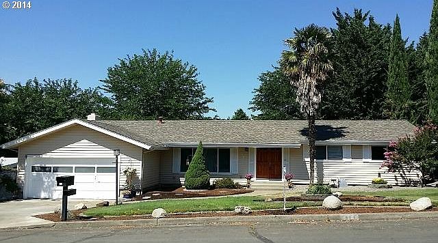 1st image of 414 NE Royal Dr