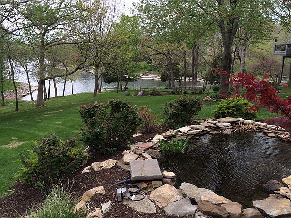 Backs up  to the LAKE