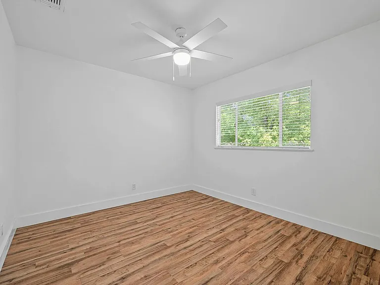 2401 Winsted Ln — Photo 17
