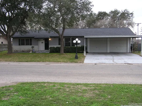 804 S 9th St, Kenedy, TX 78119