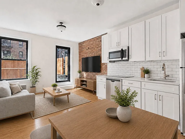 302 E 12th St #1 — Photo 3