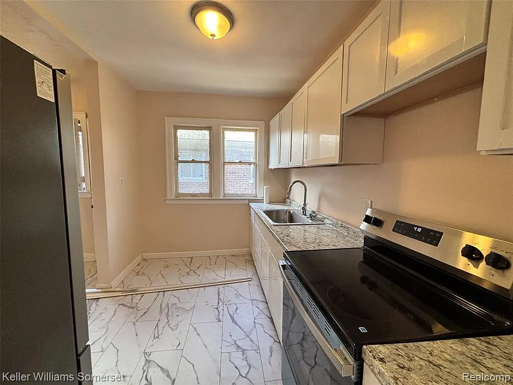 2 bed, 1.0 bath, 1300 sqft, $1,100 — Photo 2