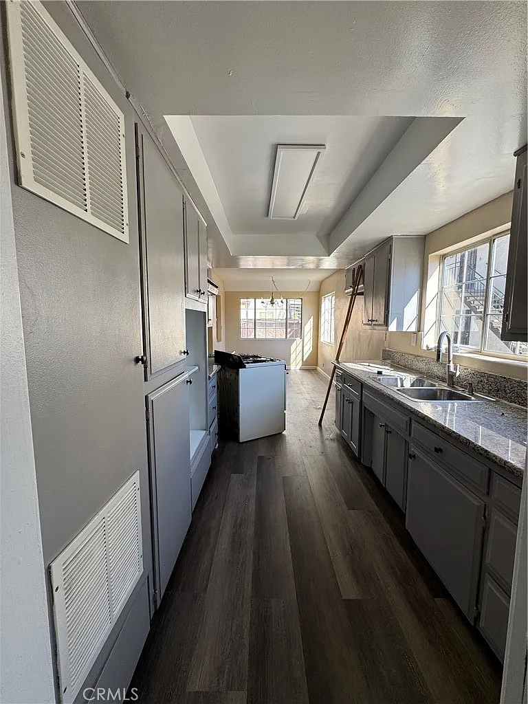 3 bed, 1300 sqft, $3,200 — Photo 3