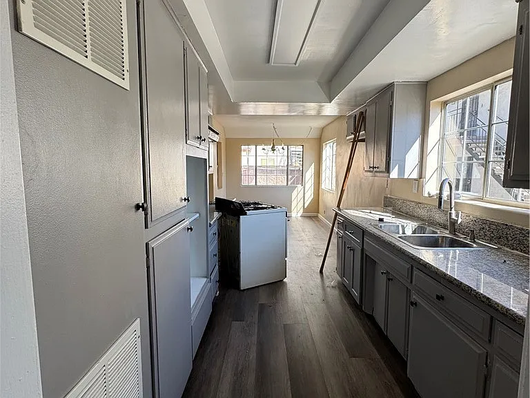 921 Carob Way — Photo 3