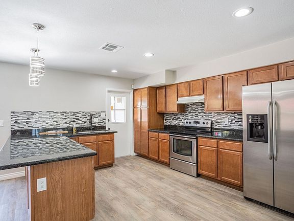 4th image of 323 E Laguna Dr