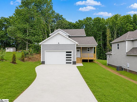 3rd image of 113 Hillcrest Cir
