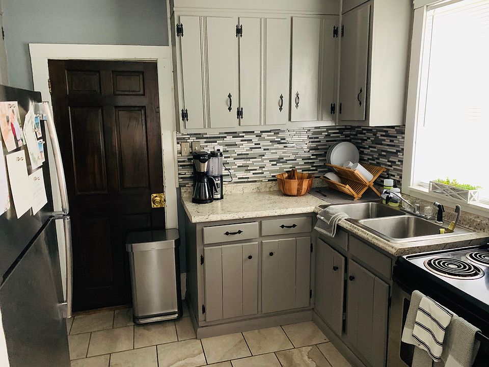 Kitchen
*utensils not included for staging purposes