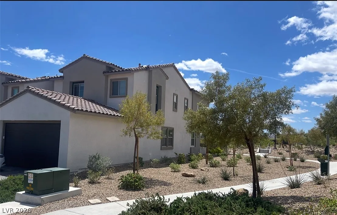 3 bed, 2.5 bath, 1747 sqft, $2,745 — Photo 1