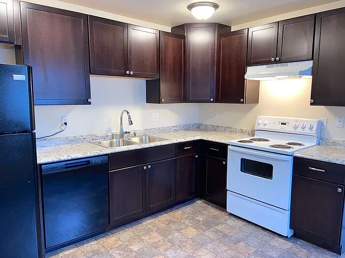 2 bed, 1.0 bath, 746 sqft, $1,675 — Photo 2
