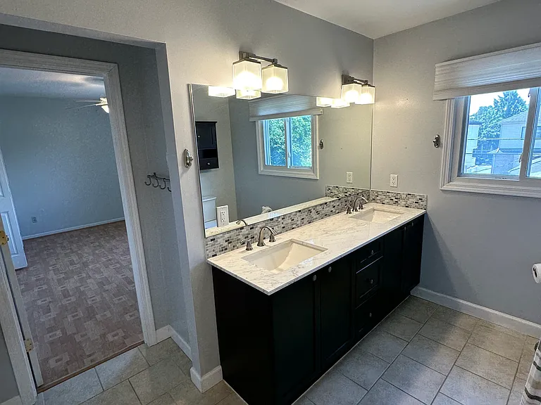 1336 E Lincoln St — Photo 8