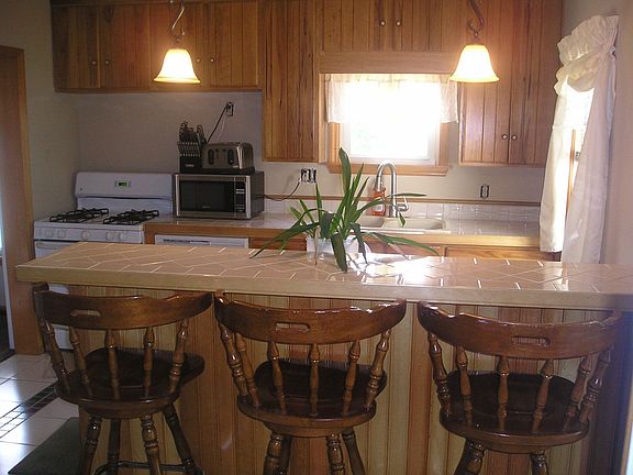 Kitchen with Ceramic, B'fast bar & Walk-In Pantry