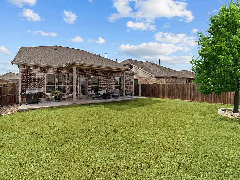 910 Black Hawk Dr — Photo 2