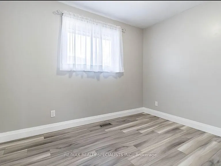 226 Overlea Dr #UPPER — Photo 5