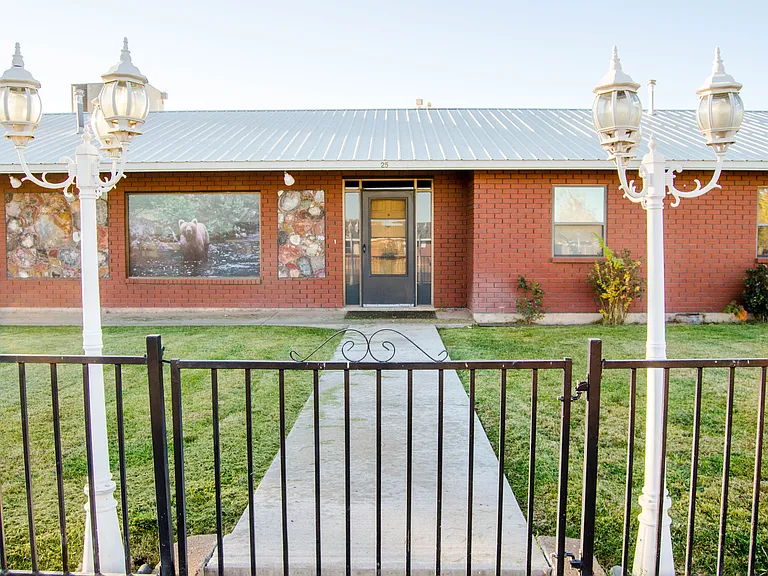 25 W Maverick Ln — Photo 1