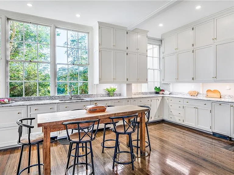 115 Narragansett Ave — Photo 3