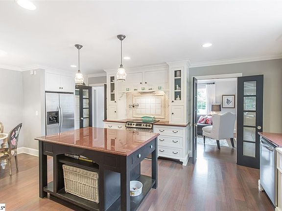 5th image of 132 Mount Vista Ave