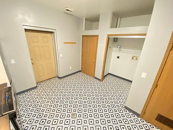 4th image of 1892 Indianola Ave #C