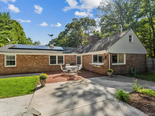 29 Squiretown Road #D, Hampton Bays, NY 11946