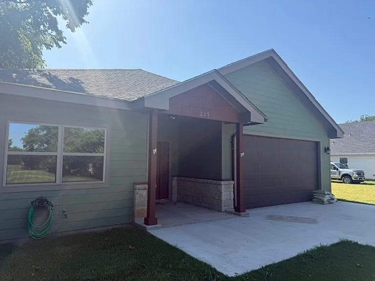 225 Scurry Ave — Photo 1
