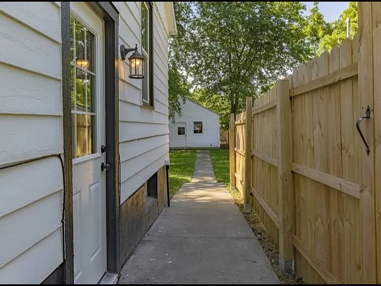 527 Bertrand St — Photo 27