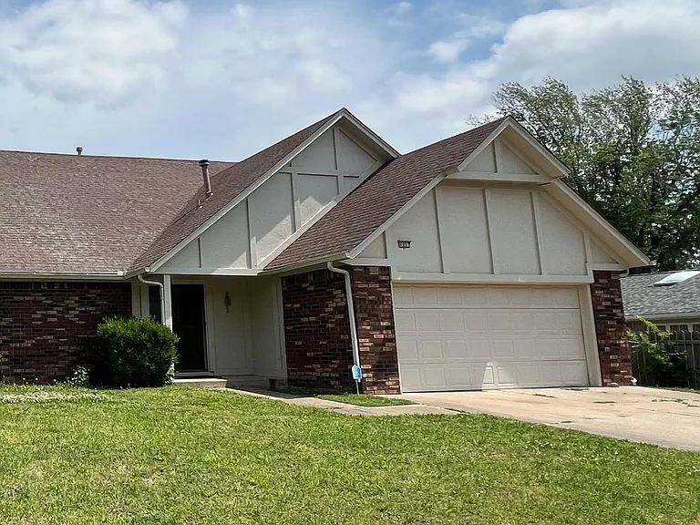 This side of duplex, 1722 sq ft is for lease