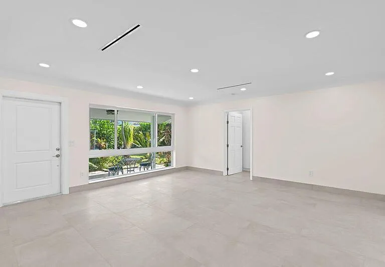 391 SE 7th Ave — Photo 22
