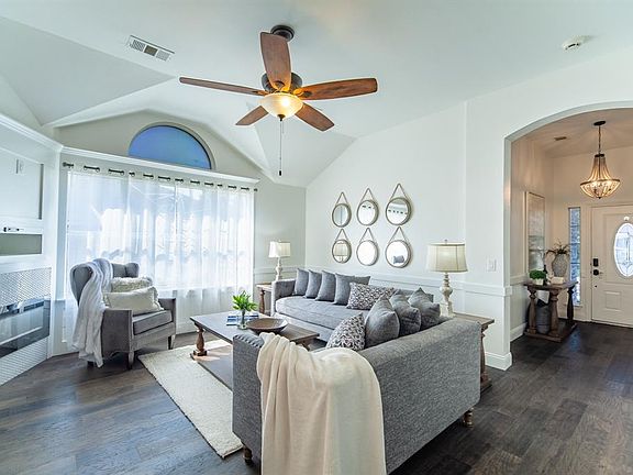 3rd image of 2208 Oleander Way