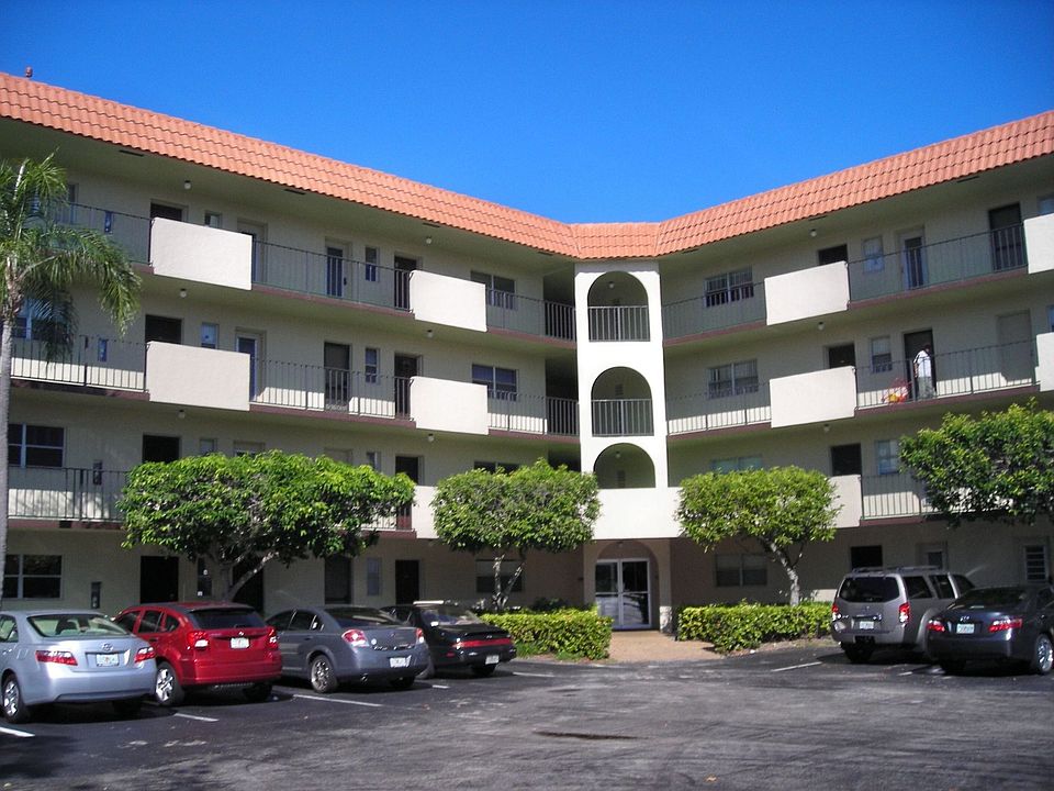 FRONT VIEW OF BUILDING