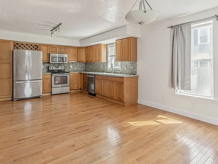 152 N Main St — Photo 3