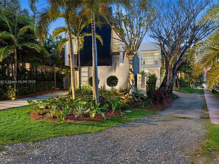 440 S Hibiscus Dr — Photo 3