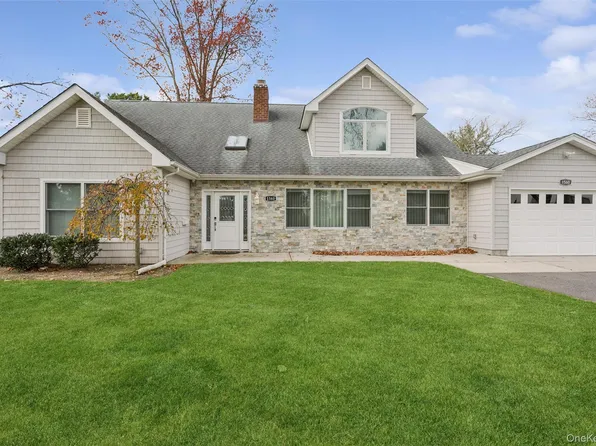 1560 Pebble Ln, Hewlett, NY 11557