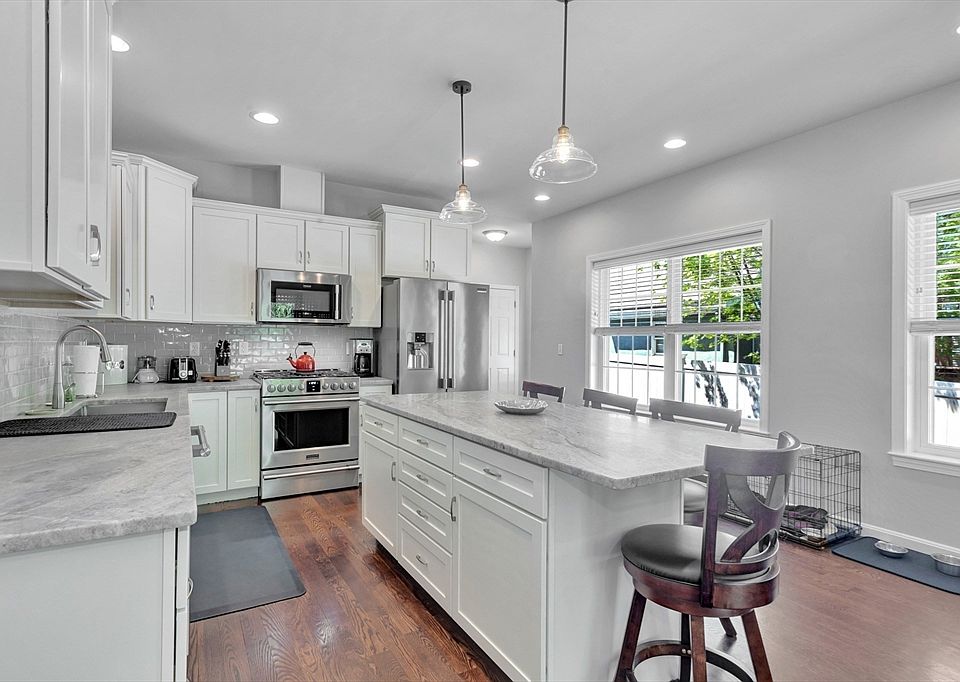 1st image of 122 Milton St #122