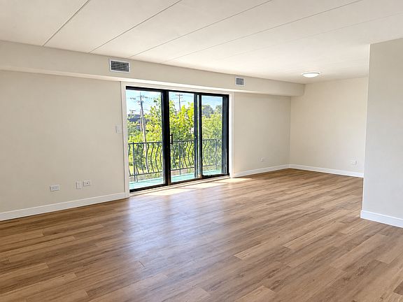 3rd image of 9051 S Roberts Rd APT 205