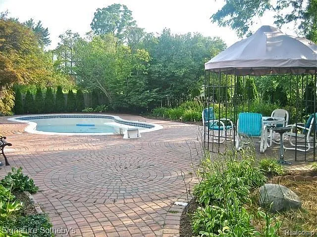 5105 Provincial Dr — Photo 2