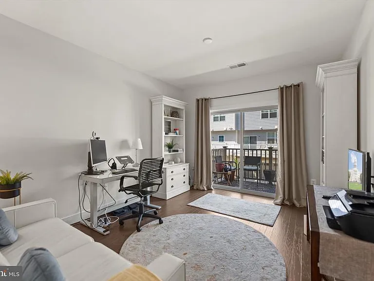 813 Rockwell Ave — Photo 10