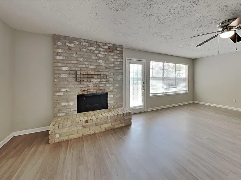 14227 Bella Dr — Photo 2