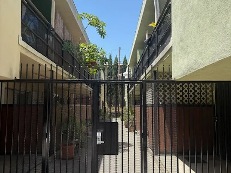 1341 N Poinsettia Pl — Photo 2
