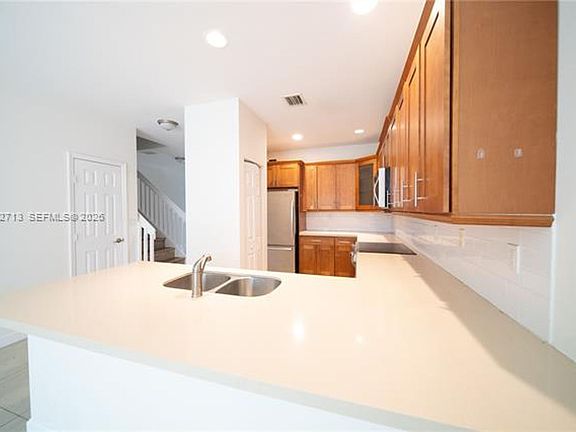 4th image of 10440 NW 61st Ln #Townhouse 10440