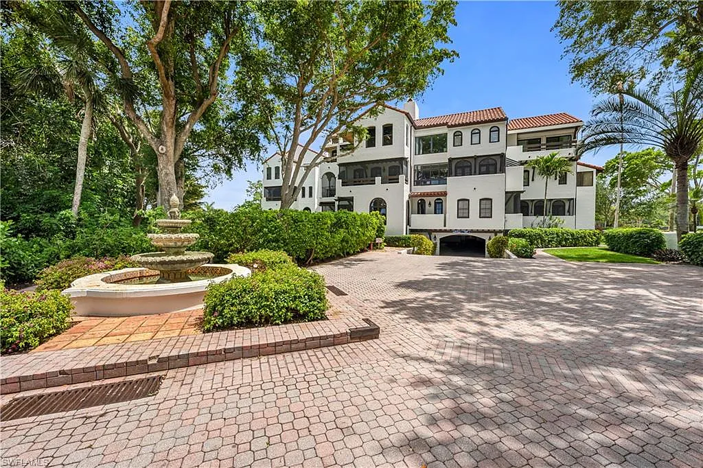 Building Photo - 5850 Pelican Bay Blvd #A3