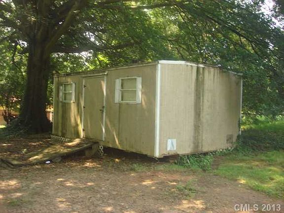 3rd image of 822 Adams Dr