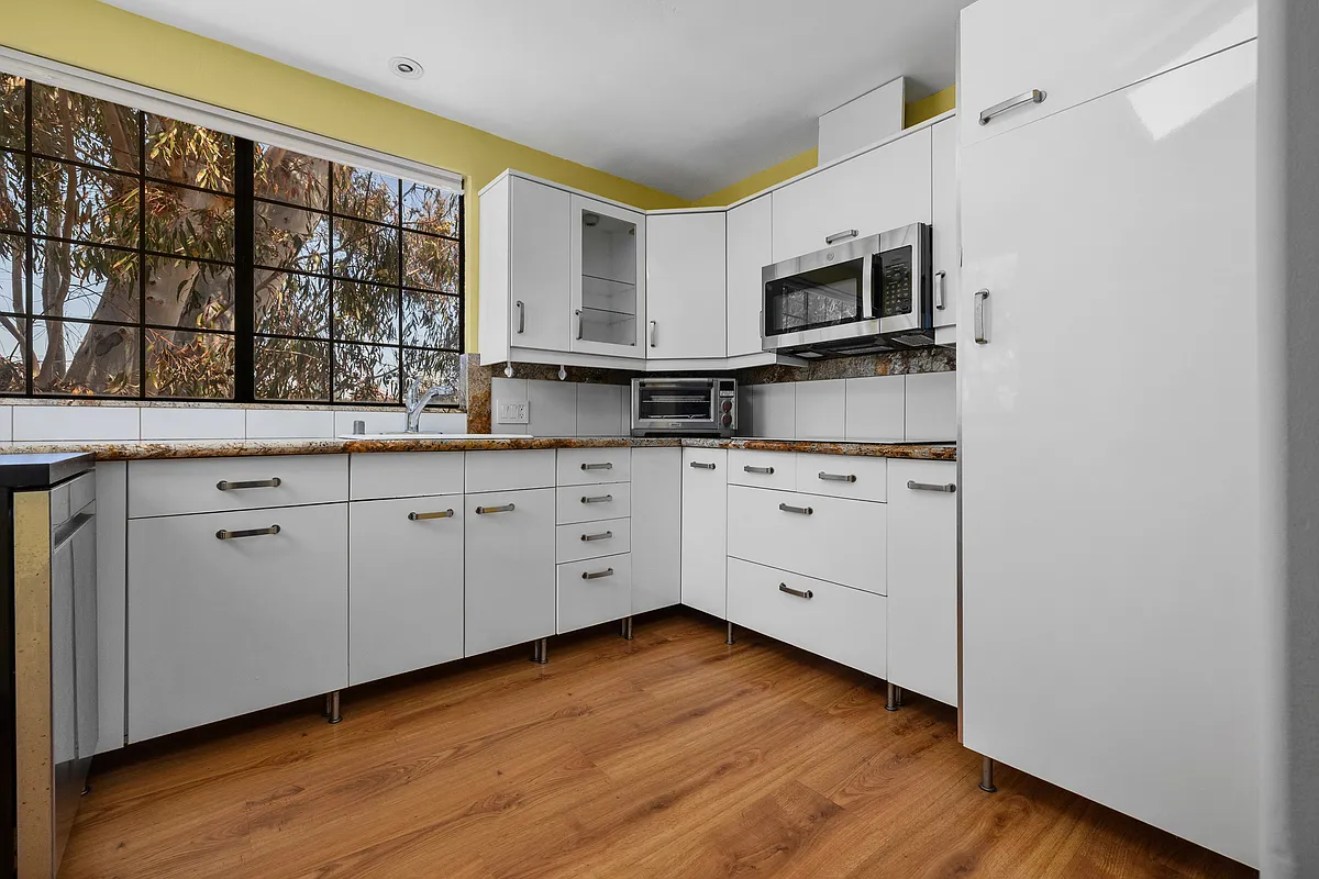 Studio, 600 sqft, $2,480 — Photo 2