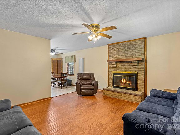 3rd image of 4377 Eastridge Dr