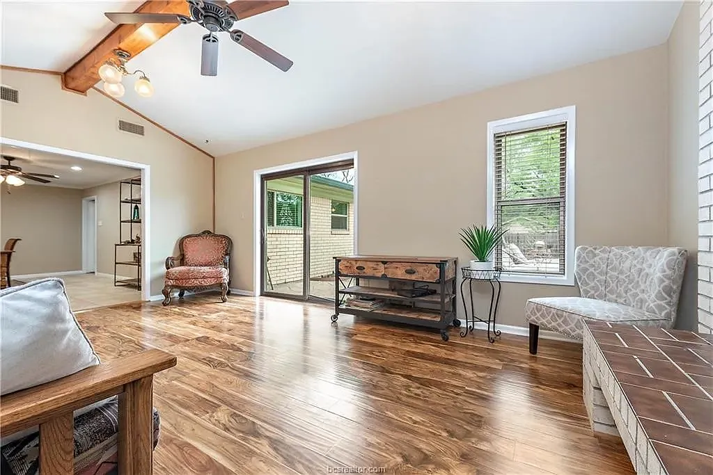 3 bed, 1857 sqft, $2,098 — Photo 3