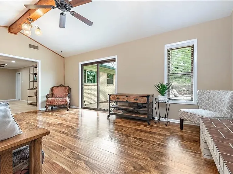 1210 Haines Dr — Photo 2